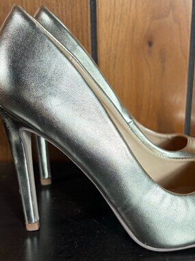 NWOT Heart in D Gold Stiletto Heel Womens Slip-On Shoes Sz 8